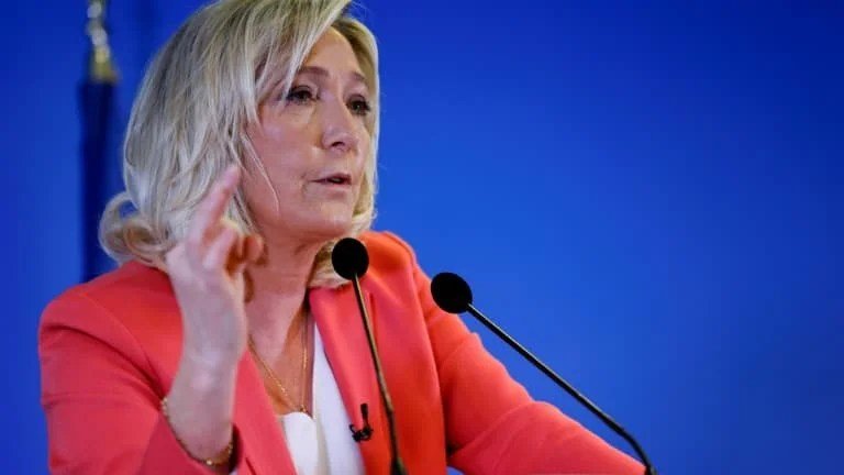 France : candidature annoncée par Marine Le Pen malgré sa condamnation en appel au port d'un bracelet électronique
